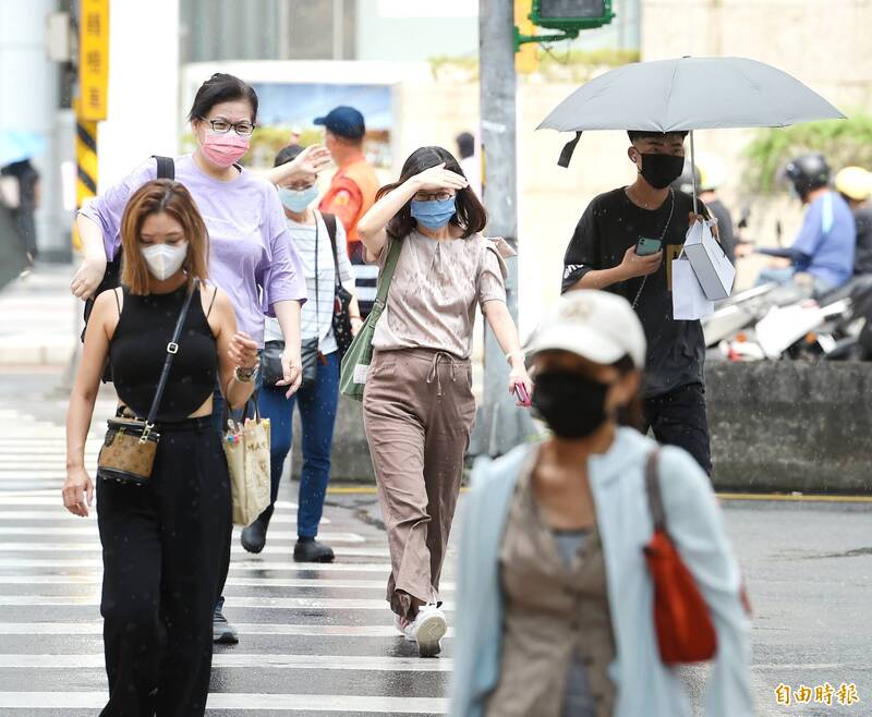 明天台灣持續受低壓帶影響，各地仍有短暫陣雨或雷雨。（資料照）