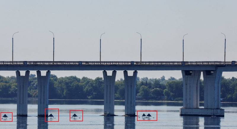 俄军在聂伯河上部署雷达反射器以扰乱乌军情报系统。经资讯比对，河床上的的四面体便是俄军部署的雷达反射器。（图修改自路透影像）(photo:LTN)
