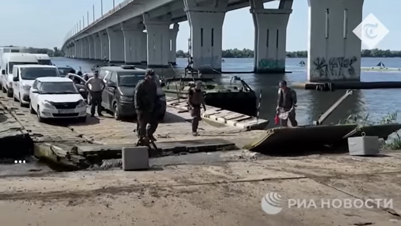 Telegraph 影片显示，俄军的确正以浮桥乘载人车通过河流，但是画面上也可以看到雷达反射器在桥樑的另一侧。（图撷取自Telegraph）(photo:LTN)