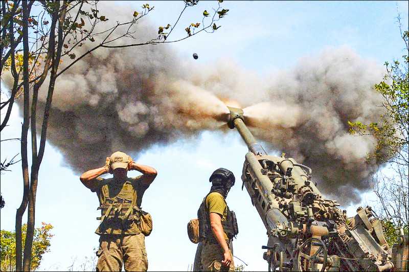 美国再次宣布援乌逾5亿美元军备，增强乌军对抗俄军的能力。图为乌军1日在哈尔科夫前线发射美制M777榴弹砲。（法新社）(photo:LTN)