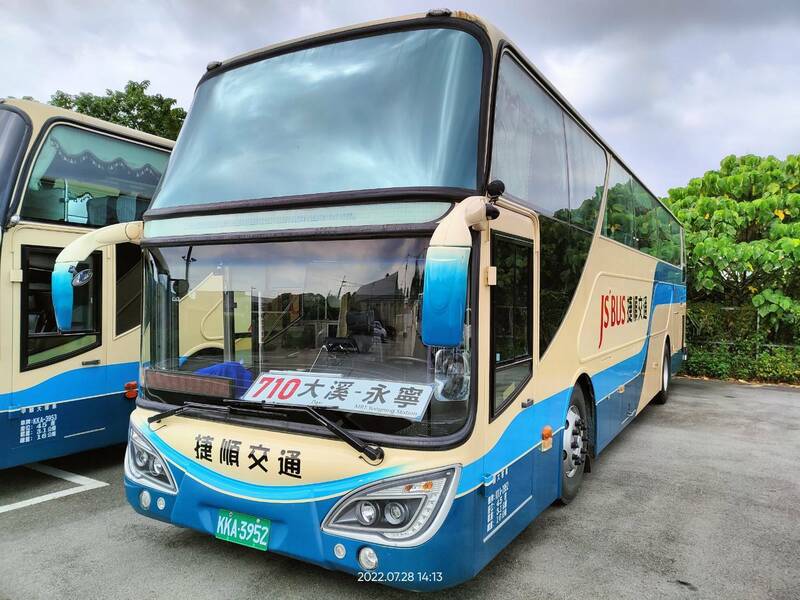 「710市區公車」常有民眾搭不上車情況，營運的捷順公司決定增加四輛柴油巴士。（交通局提供）