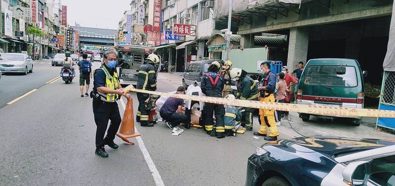 一名工人從工地5樓鷹架上墜落地面，送醫搶救仍不治身亡。（民眾提供）