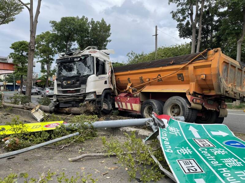 砂石車撞分隔島，油箱破裂消防人員一度警戒。（苗栗縣政府消防局提供）