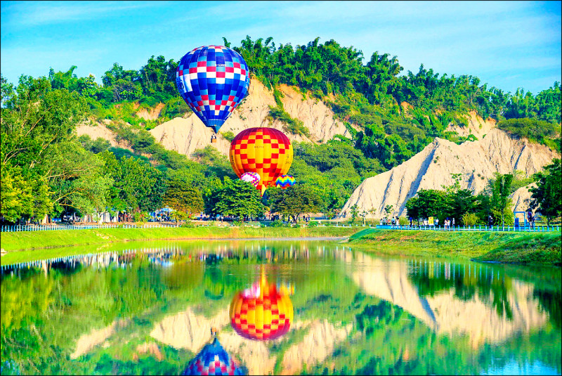 高市熱氣球繫留體驗將於9月2日起在2場域接力登場，圖為田寮月世界熱氣球活動。（高市觀光局提供）