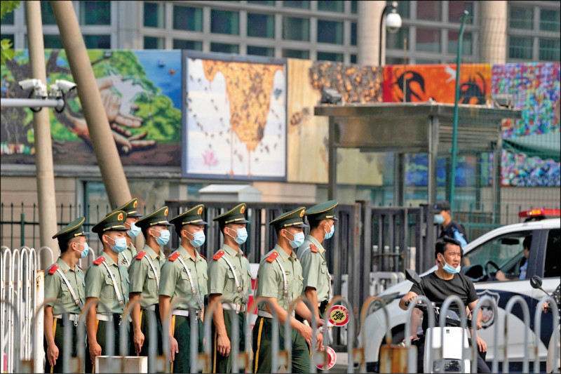 一群中国武警三日在美国驻中国大使馆周边加强戒备，当天美国联邦众议院议长裴洛西在台湾会见蔡英文总统。（美联社）(photo:LTN)