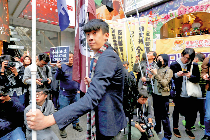 主張自決的香港本土派「青年新政」創黨召集人梁頌恆二〇一九年參與元旦遊行，呼籲「香港獨立」。（路透檔案照）