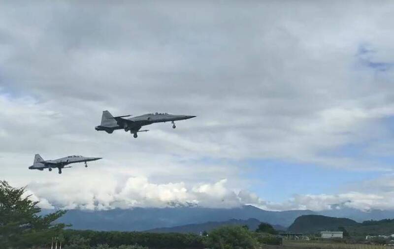 志航基地戰機今早起降頻繁。（記者黃明堂翻攝）