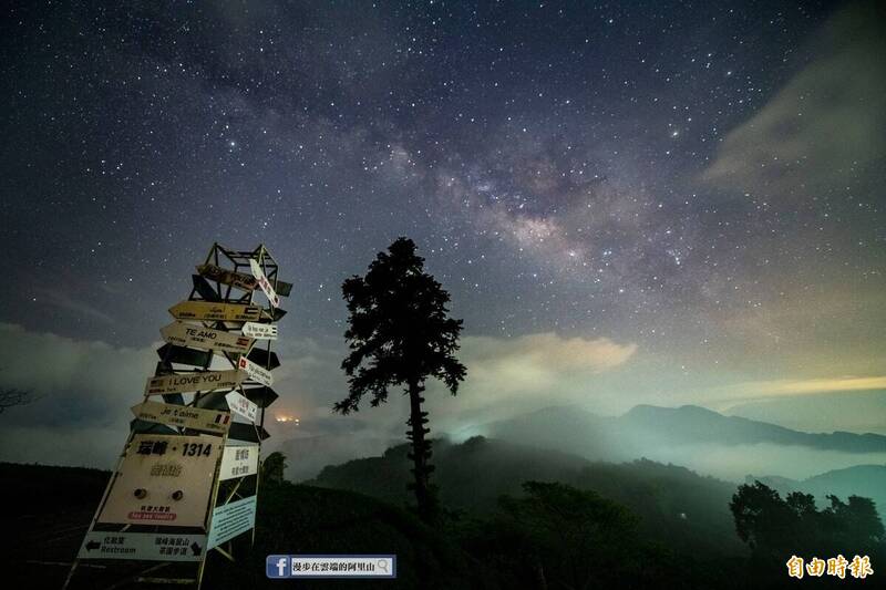 嘉義縣梅山鄉瑞峯1314愛情塔銀河夜景。（黃源明提供）