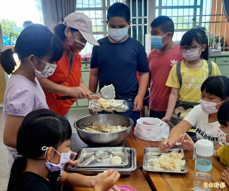 北門區蚵寮國小夏日樂學，學童化身小小總鋪師。（記者王涵平攝）