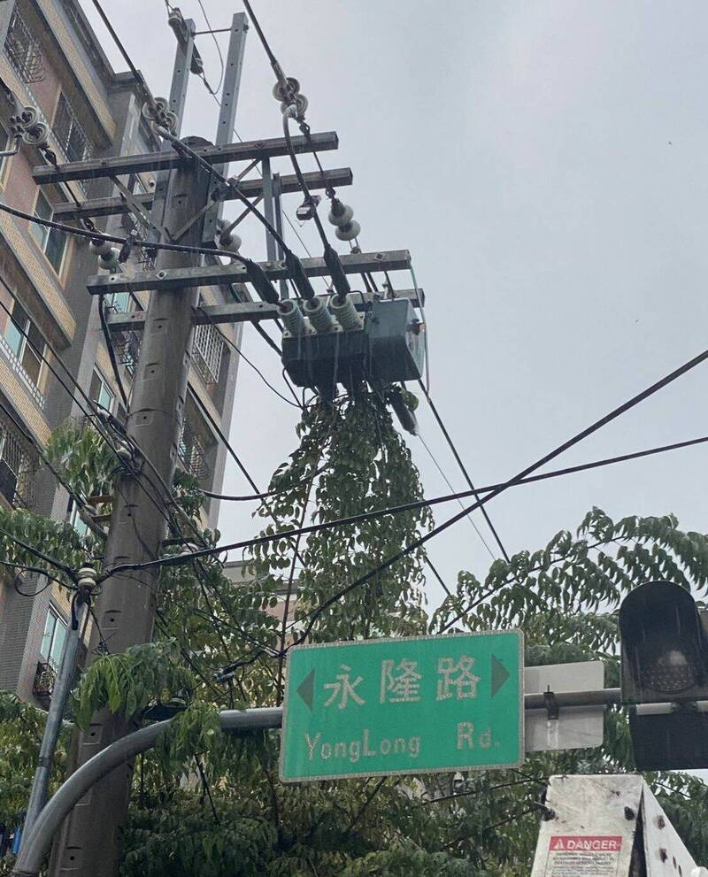 台中大里永隆路今天下午下大雨造成樹木折斷，樹枝碰觸線路出現停電，造成附近約2000多戶受影響，經搶修32分鐘後恢復供電。（記者陳建志翻攝）