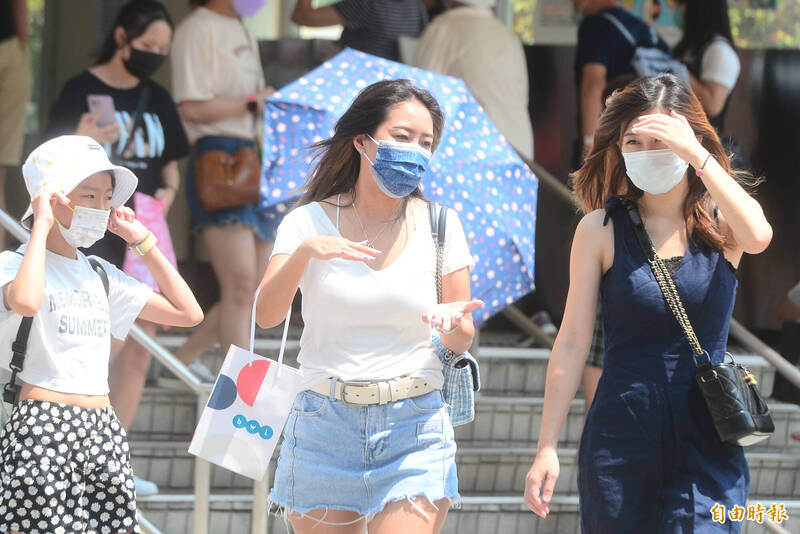 氣象局預報，週五大台北、東部及南部有36度高溫機率，中南部山區要留意午後有局部較大雨勢。（資料照）