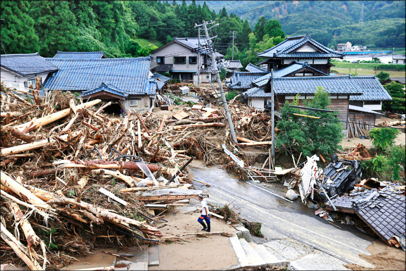 圖為新潟縣村上市內房屋、樹木和電線桿傾倒慘況。（路透）