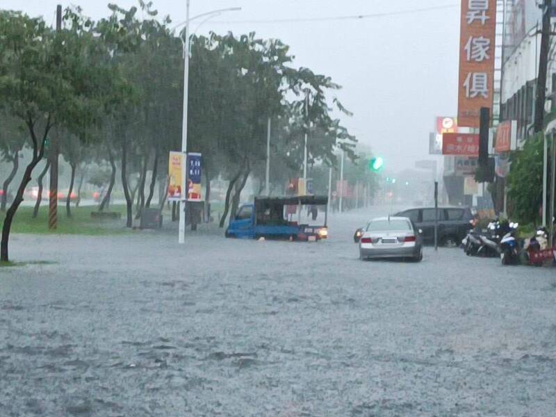 嘉市昨午大雨滂沱，市區多處傳出淹水災情。（民眾提供）