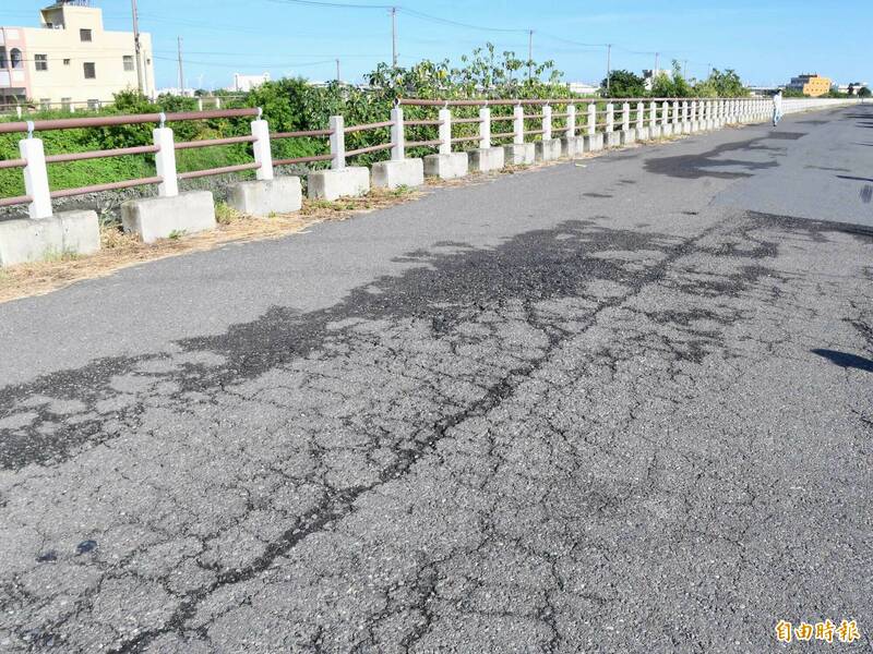 線西鄉番雅溝排水堤岸等5處路面，因老舊、龜裂且有排水不良急需改善。 （記者湯世名攝）