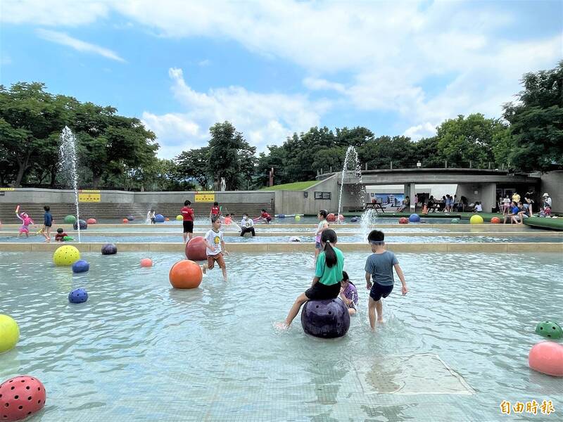 鶑歌陶瓷博物館陶瓷藝術園區戲水池，即日起免費開放至10月。（記者翁聿煌攝）