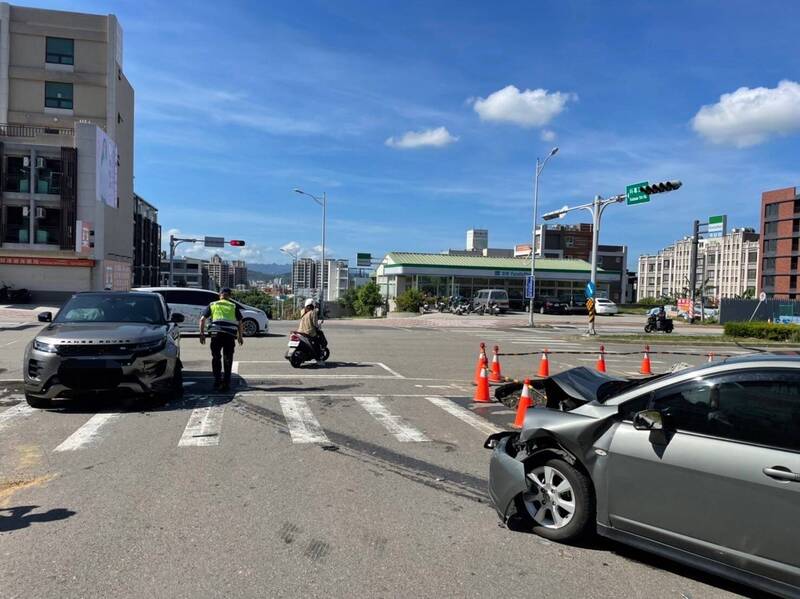 休旅車與轎車今天早上在苗栗縣竹南鎮科專五路、科專七路口對撞。（民眾提供）