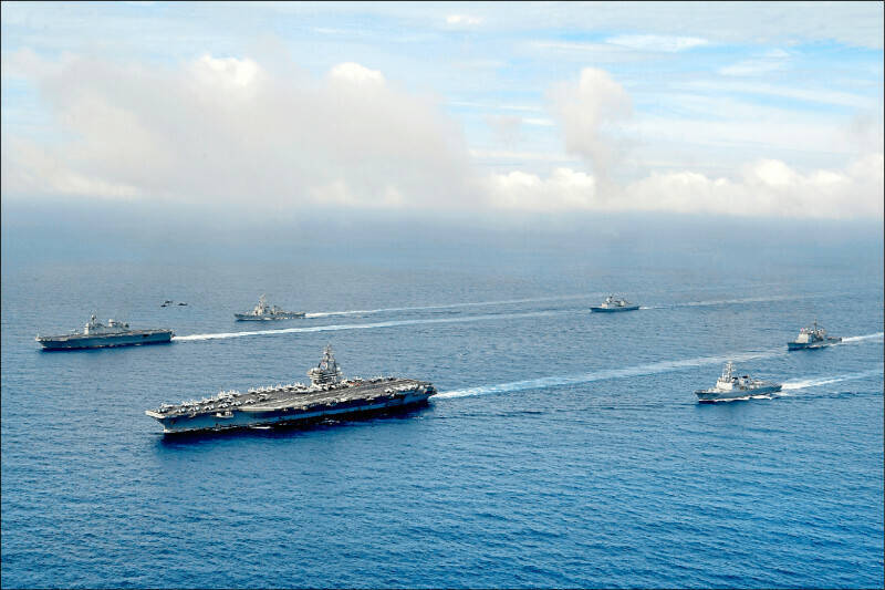白宮國安會戰略溝通協調官柯比說，美國近期內將派軍機軍艦穿越台灣海峽，捍衛自由開放印太地區。（美聯社檔案照）