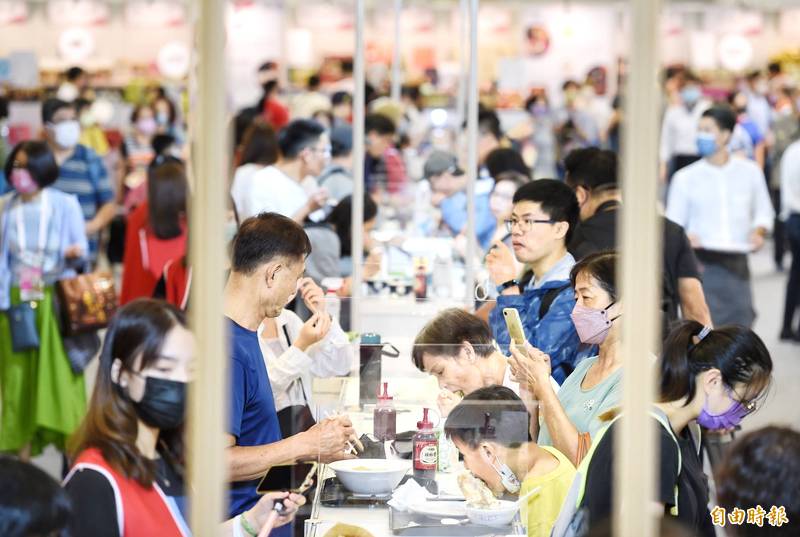 「2022台灣美食展」5日在台北世貿展覽館舉行，吸引民眾參觀。（記者方賓照攝）