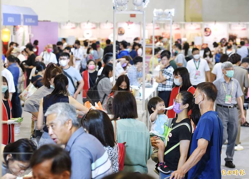 「2022台灣美食展」5日在台北世貿展覽館舉行，吸引民眾參觀。（記者方賓照攝）