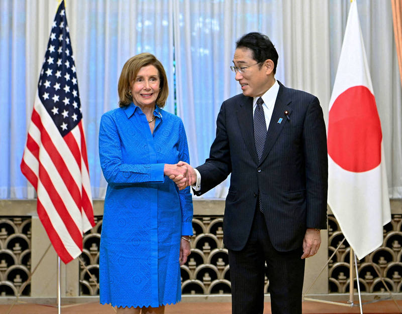 美國眾議院議長裴洛西抵達日本，今與日本首相岸田文雄進行早餐會。（路透）