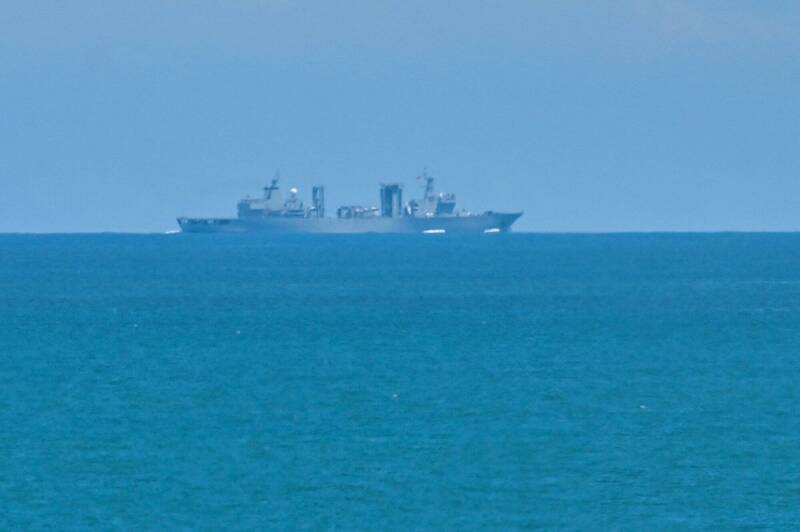 中國今天派出大批軍機、艦在台海週邊活動，圖為一艘中國軍艦駛離福建平潭的畫面。（法新社）