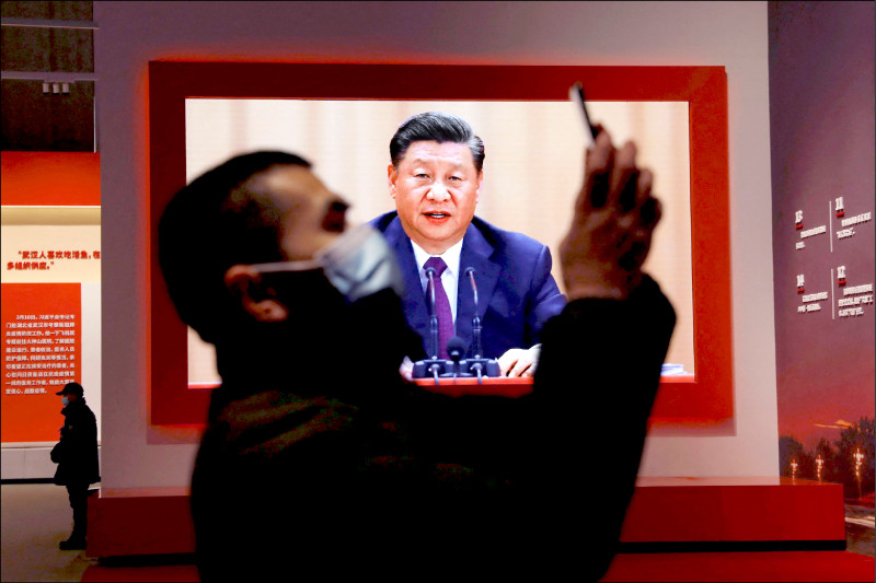 中國武漢市一座大螢幕播出習近平的談話。（路透檔案照）