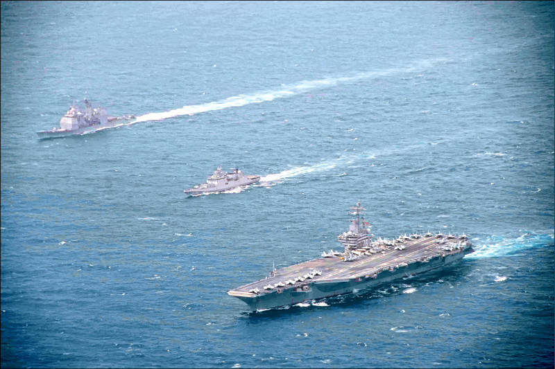 美國譴責中國對台灣發射飛彈，強調美航空母艦「雷根號」及其戰鬥群會持續監控台海局勢。圖為2021年6月演訓。（取自雷根號航空母艦臉書）