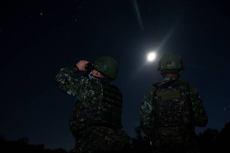 陸軍金防部依標準作業程序，保持監控及高度警戒。（軍聞社提供）