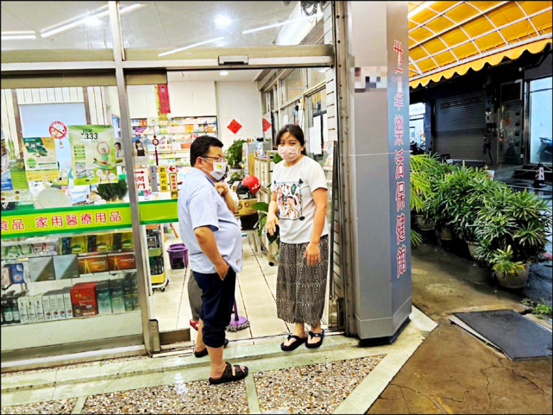 民進黨嘉義市長參選人李俊俋（左），前天關心淹水店家善後情形。（李俊俋辦公室提供）