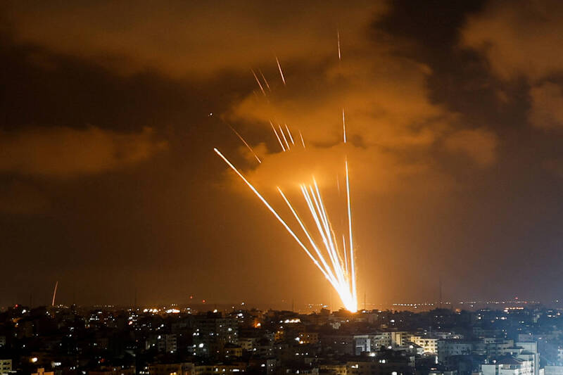 巴勒斯坦伊斯蘭聖戰組織對以色列發射百枚火箭作為報復。（路透）