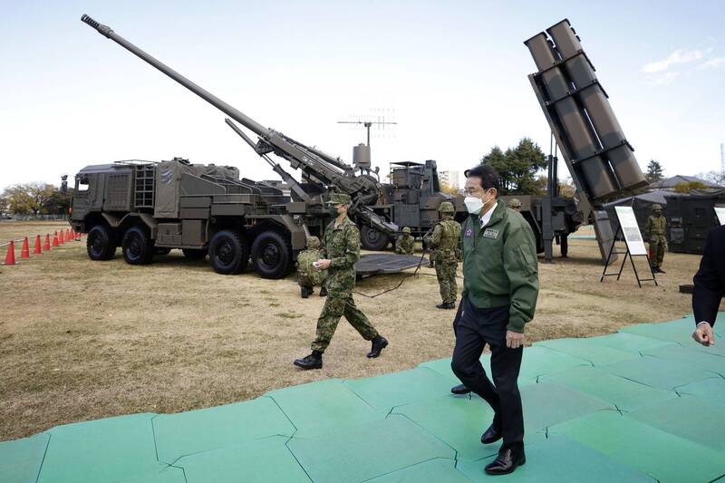 日本首相岸田文雄2021年11月视察自卫队武装，该图右后方即是「12式反舰飞弹」（Type 12）。（彭博）(photo:LTN)