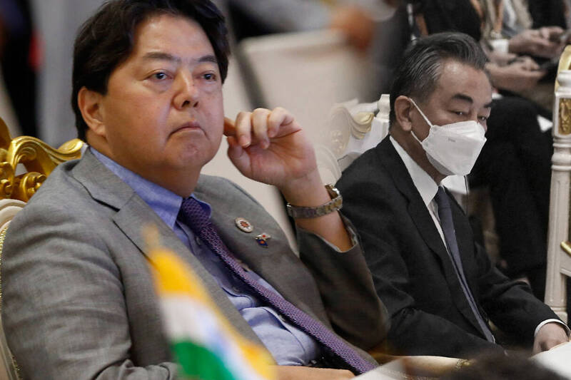 日本外務大臣林芳正在東亞峰會上要求北京停止軍演，中國外長王毅則在林芳正演說時中途離席。（歐新社、法新社，本報合成）