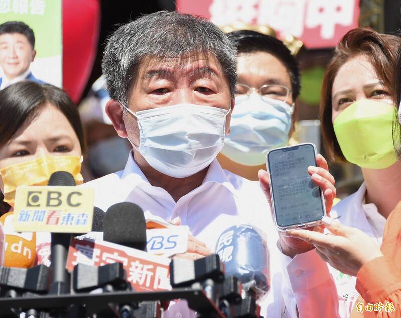 民進黨台北市長參選人陳時中翻出手機中與台北市副市長黃珊珊在疫情爆發時的對話紀錄，強調當時對她提出的需求都立即安排協助，絕對沒有狗吠火車。（記者塗建榮攝）
