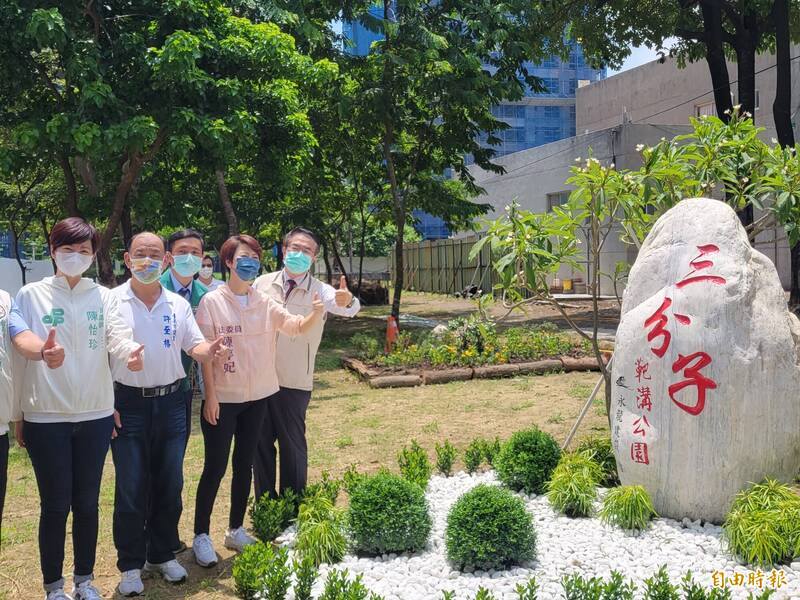 南市北區「三分子靶溝公園」今日由市長黃偉哲（右1）、立委陳亭妃（右2）等人共同揭牌啟用。（記者王姝琇攝）