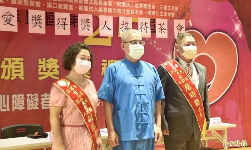 中華慈光愛心會今日舉行「第25屆大愛獎—身心障礙者之傑出尊長頒獎典禮」,表揚10組身心障礙者家屬無私奉獻的親情。(記者陳嘉怡攝) 中華慈光愛心會今日舉行「第25屆大愛獎—身心障礙者之傑出尊長頒獎典禮」,表揚10組身心障礙者家屬無私奉獻的親情。(記者陳嘉怡攝)