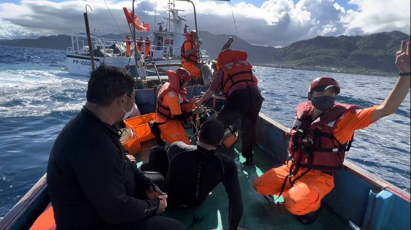 落海潛水客被救起後搭船返回大溪漁港。（圖由海巡署提供）