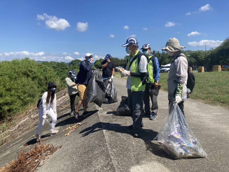 第三河川局今天邀集100多位民眾，在大甲溪東勢河濱公園舉辦淨溪活動，共清出約132公斤的垃圾。（記者陳建志翻攝）