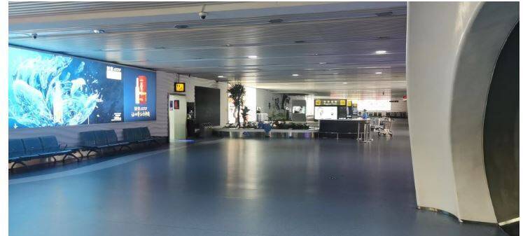 海南三亚突封城，中官媒释出的机场画面是空无一人。与网路爆出很多旅客被迫滞留机场的情景截然不同。（图撷取自中新经纬新闻画面）(photo:LTN)