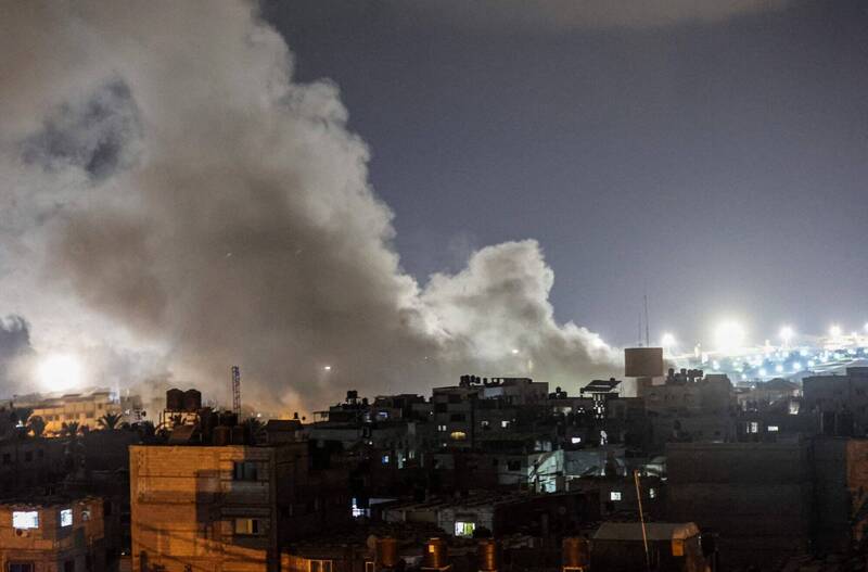 以色列空袭加萨走廊，造成24死与203伤，图为爆炸浓雾弥漫加萨天空的画面。（法新社）(photo:LTN)