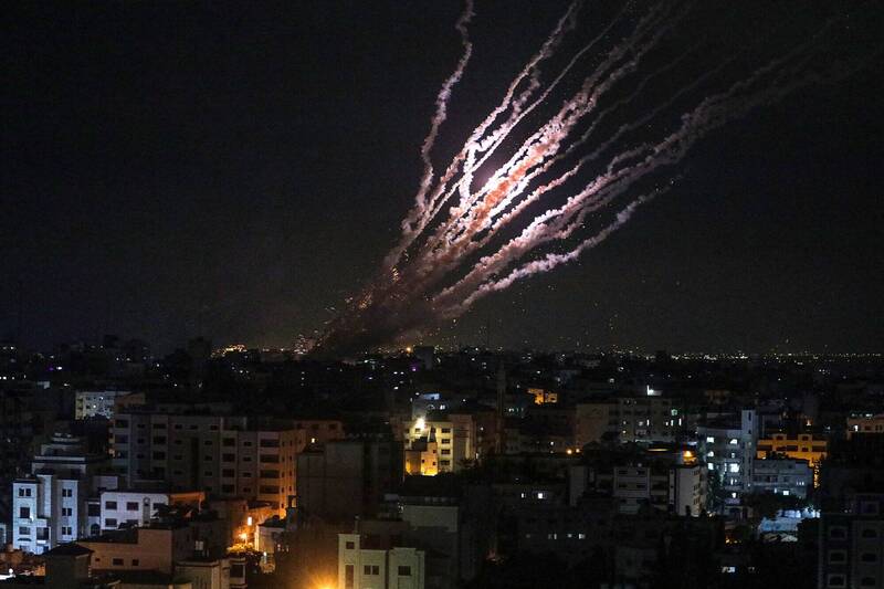 5日加萨走廊遇袭以后，巴勒斯坦伊斯兰圣战组织立刻回敬上百枚飞弹给以色列。（欧新社）(photo:LTN)