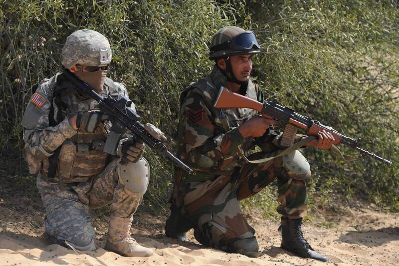 美国与印度将在10月进行年度军演，演习地点距离中印边界不到100公里。图为美国与印度士兵联合演练。（法新社）(photo:LTN)