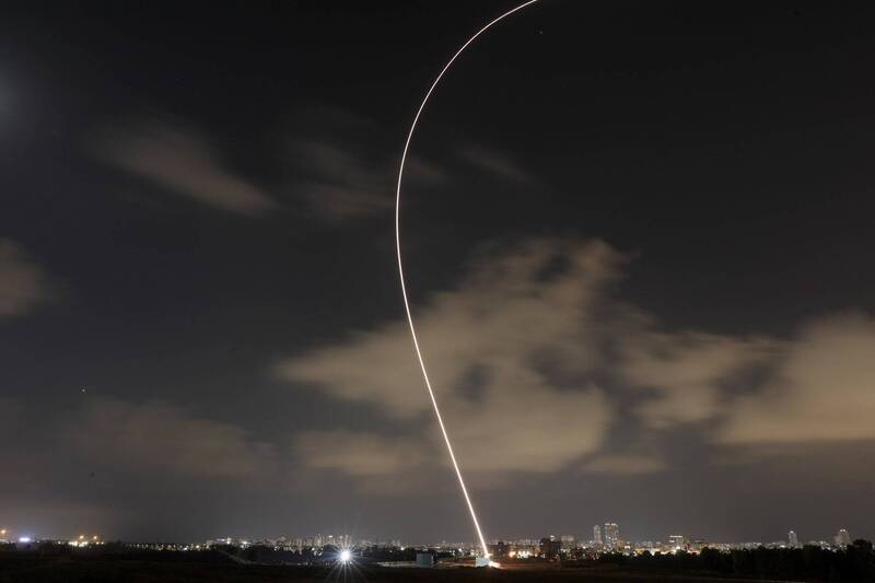 以色列「铁穹防御系统」的飞弹轨迹。（欧新社）(photo:LTN)