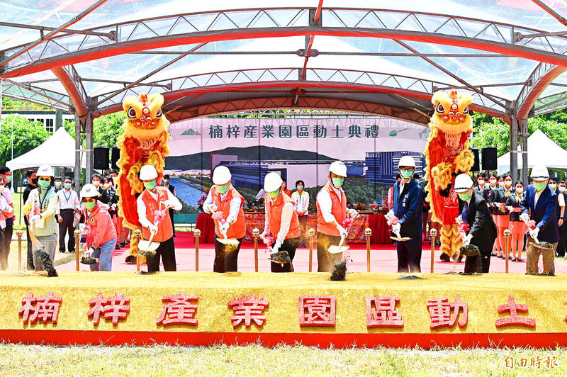 Premier Su Tseng-chang, fourth right, Kaohsiung Mayor Chen Chi-mai, third right, and other government officials and business representatives attend a groundbreaking ceremony at the Nanzih Technology Industrial Park in Kaohsiung yesterday.
Photo: Ge You-hao, Taipei Times