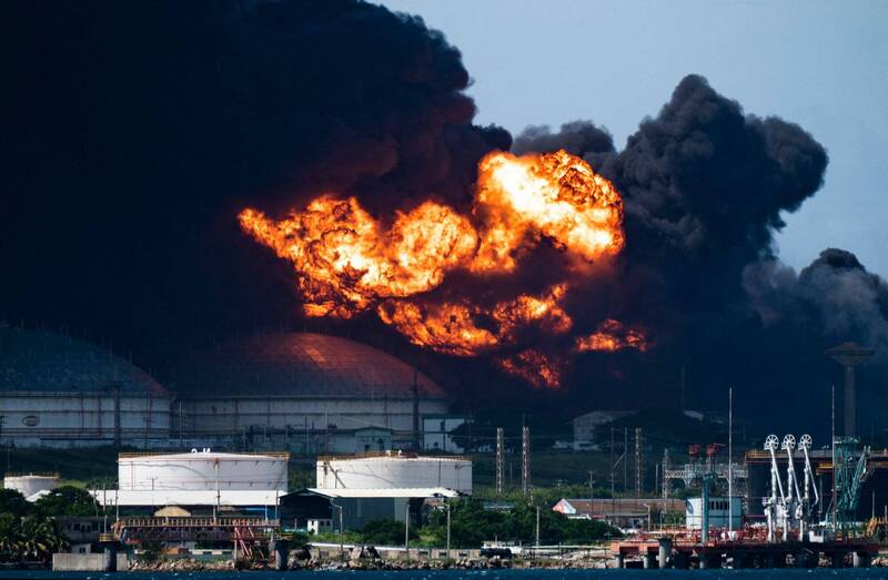 古巴馬坦薩斯（Matanzas）一處大型石油槽，5日遭雷擊起火，大火延燒2天。（法新社）