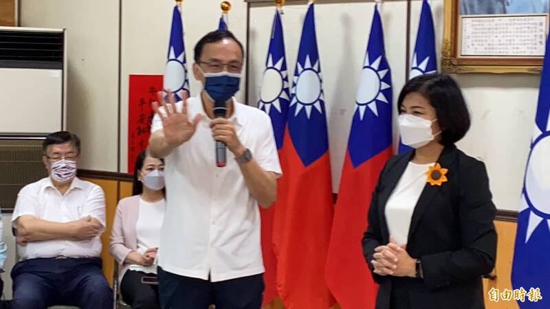 中國持續軍演，國民黨主席朱立倫（左）：希望透過對話化解誤會，朝野齊努力捍衛中華民國。（記者詹士弘攝）