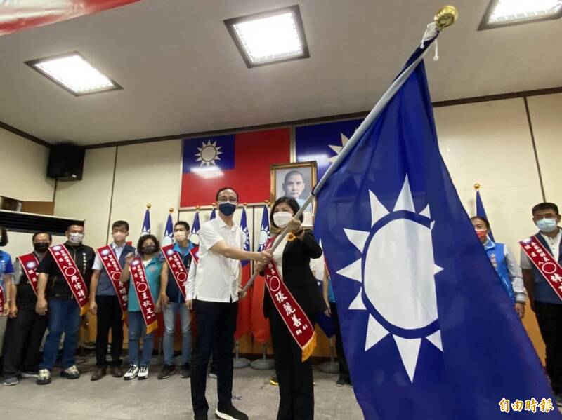 國民黨朱立倫至雲林授黨旗，由雲林縣長張麗善接旗。（記者詹士弘攝）