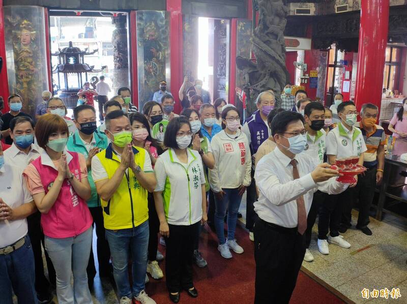 民進黨新北市長參選人林佳龍在立委林淑芬、黨籍市議員及參選人等陪同下，至蘆洲保和宮、湧蓮寺參拜。（記者林欣漢攝）