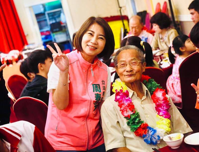 周春米參加父親節慶祝活動，祝福所有的爸爸父親節快樂。（周春米臉書）