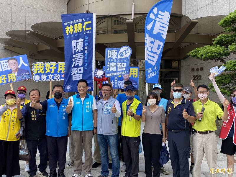 林耕仁持續衝刺，到東區關新里周邊進行家戶拜票。（記者蔡彰盛攝）