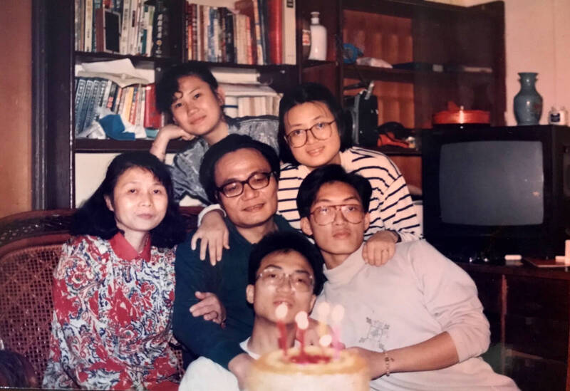 蔡培慧青少年時期與父母、弟弟還有同學的慶生合照，她說，父親是麵包師傅也是法師，兩個工作都讓她敬佩。（蔡培慧提供）